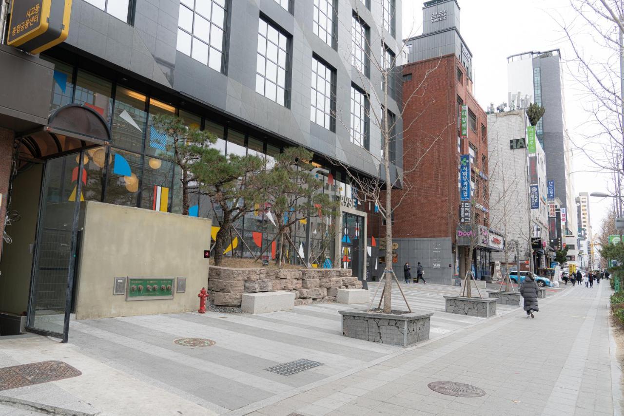 Living Castle Hongdae Hostel Seoul Exterior photo